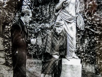 Utrillo et Valore devant la statue